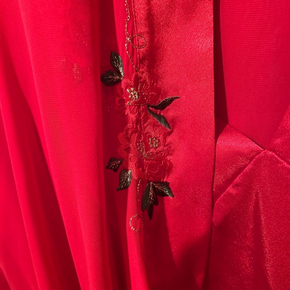 Elegant Red Women's Robe - Picture 7 of 8